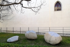 Alata, Näher ans Ufer kommen wir nicht.  2024,  3 Granitskulpturen. Seniorenheim/Casa di riposo Lorenzerhof, Lana, I